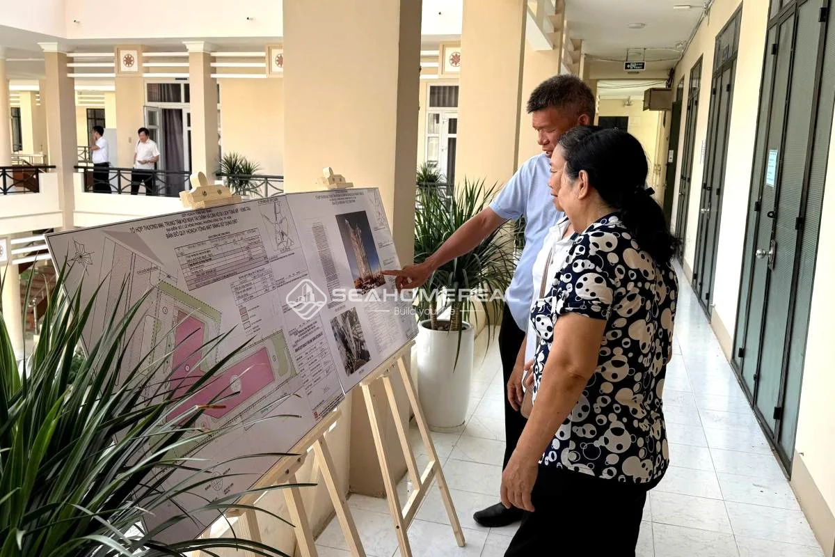 Người dân tham khảo các thông tin về dự án tại hội nghị lấy ý kiến. Ảnh: Thành An